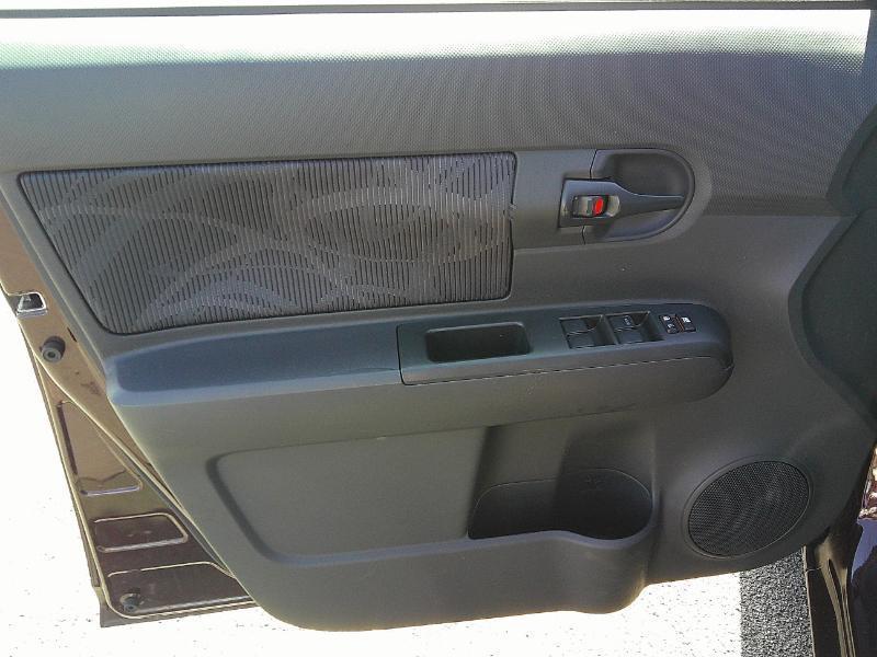 Scion xB 5-Door Wagon 5-Spd MT 2012