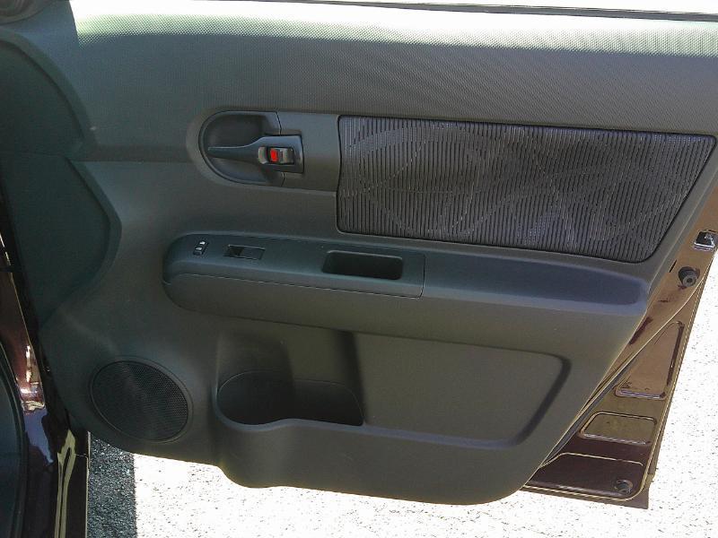 Scion xB 5-Door Wagon 5-Spd MT 2012