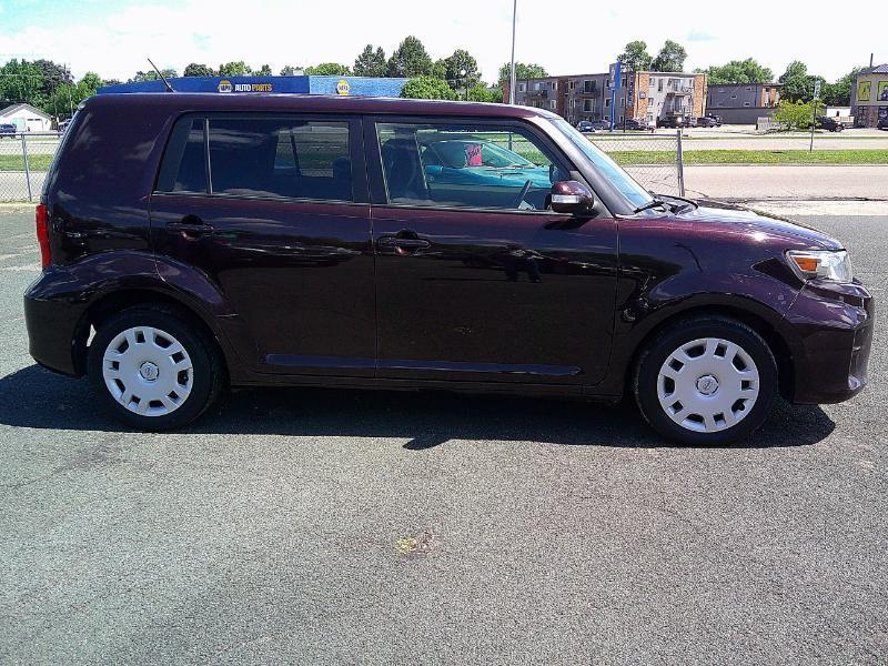 Scion xB 5-Door Wagon 5-Spd MT 2012