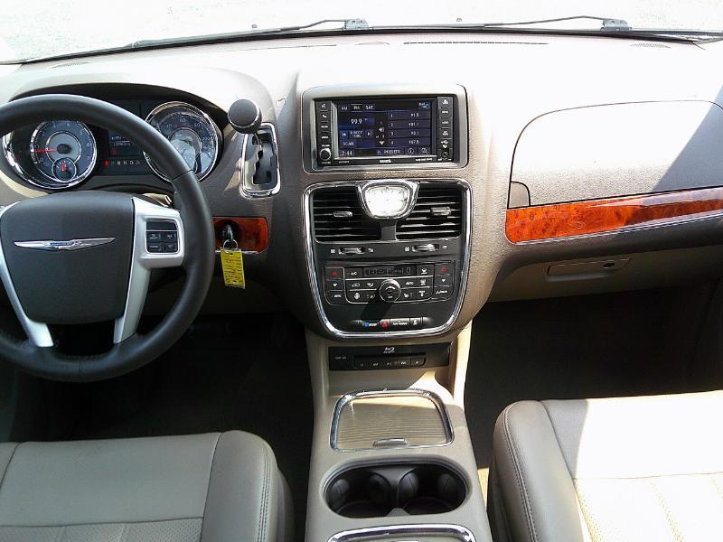 Chrysler Town & Country Limited Platinum 2015