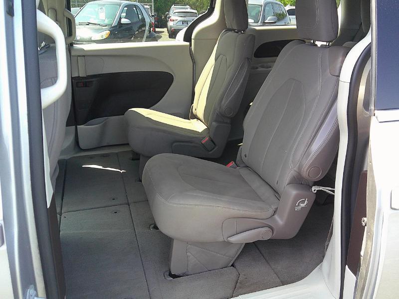 Chrysler Pacifica Touring 2017