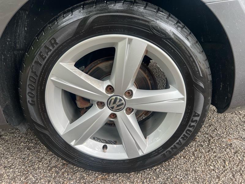 Volkswagen Passat 2.5L SE AT 2012