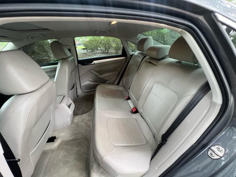 Volkswagen Passat 2.5L SE AT 2012
