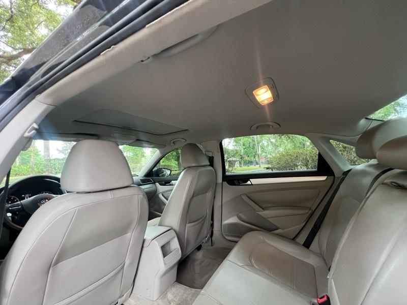 Volkswagen Passat 2.5L SE AT 2012