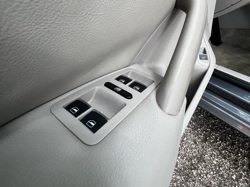 Volkswagen Passat 2.5L SE AT 2012