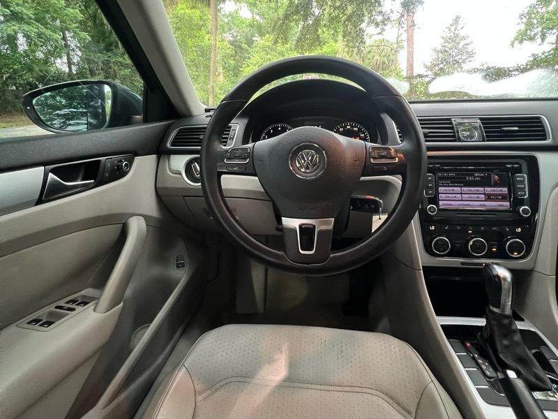 Volkswagen Passat 2.5L SE AT 2012