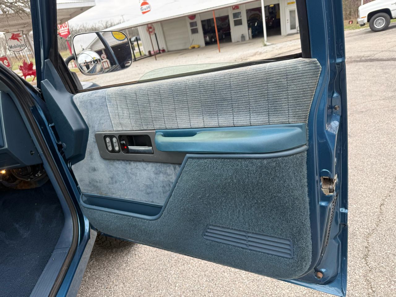 Chevrolet C/K 1500 Reg. Cab 8-ft. Bed 4WD 1990