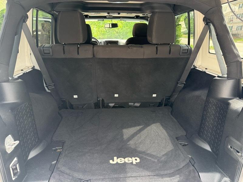 Jeep Wrangler Unlimited Sahara 4WD 2015