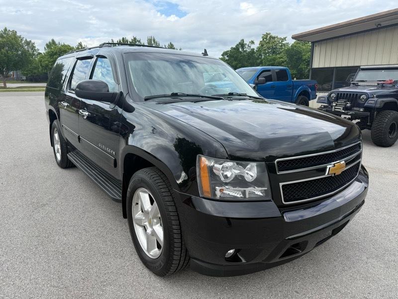 Chevrolet Suburban LT 1500 4WD 2011