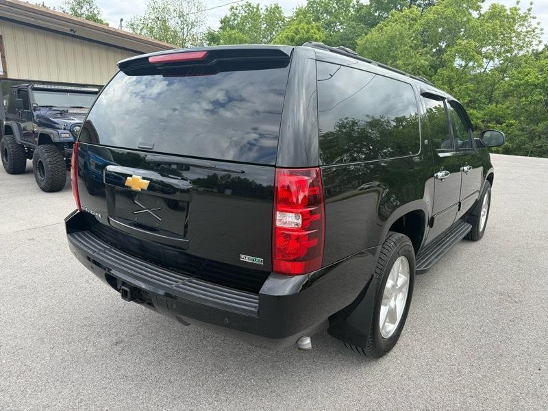Chevrolet Suburban LT 1500 4WD 2011