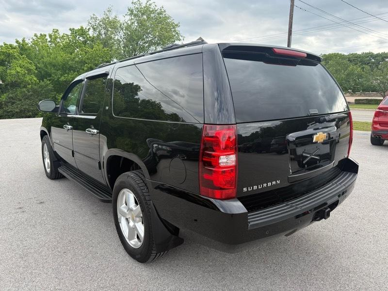 Chevrolet Suburban LT 1500 4WD 2011