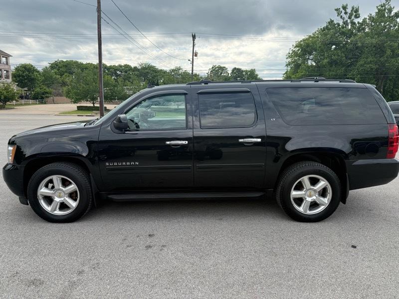 Chevrolet Suburban LT 1500 4WD 2011