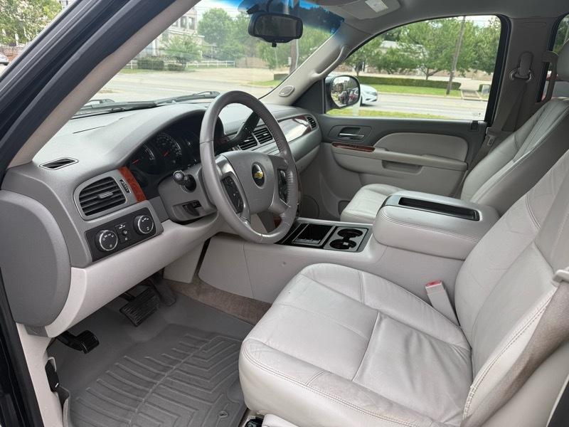 Chevrolet Suburban LT 1500 4WD 2011