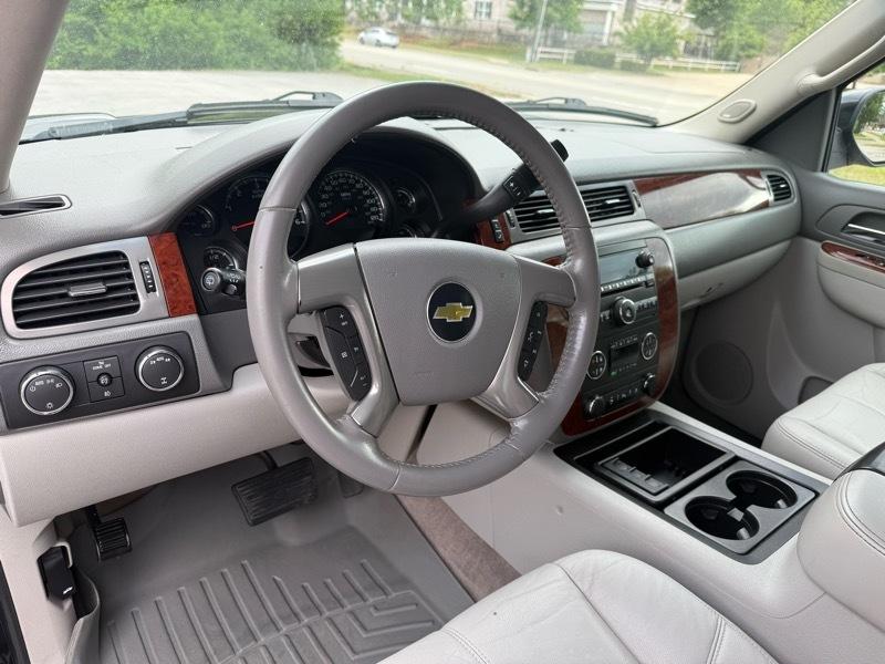 Chevrolet Suburban LT 1500 4WD 2011