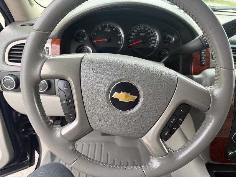 Chevrolet Suburban LT 1500 4WD 2011