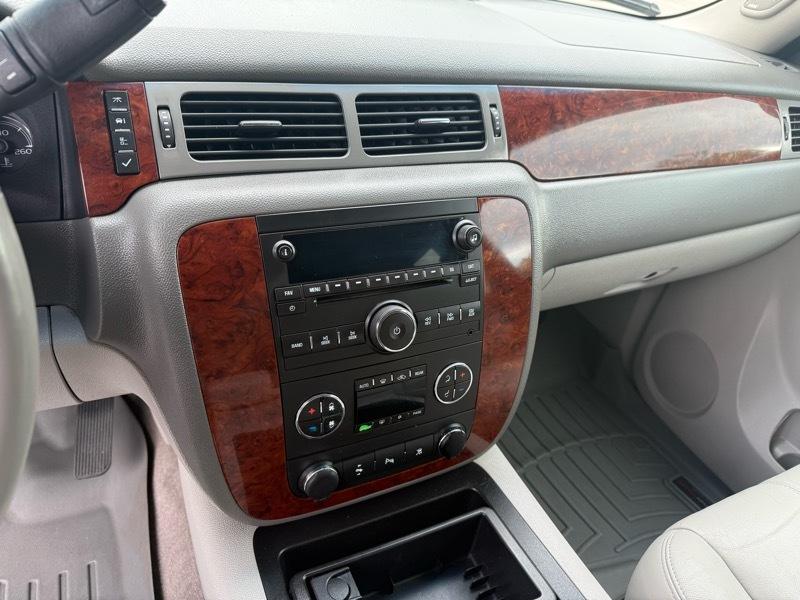 Chevrolet Suburban LT 1500 4WD 2011