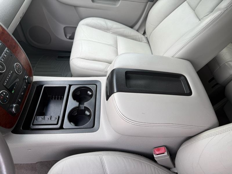 Chevrolet Suburban LT 1500 4WD 2011