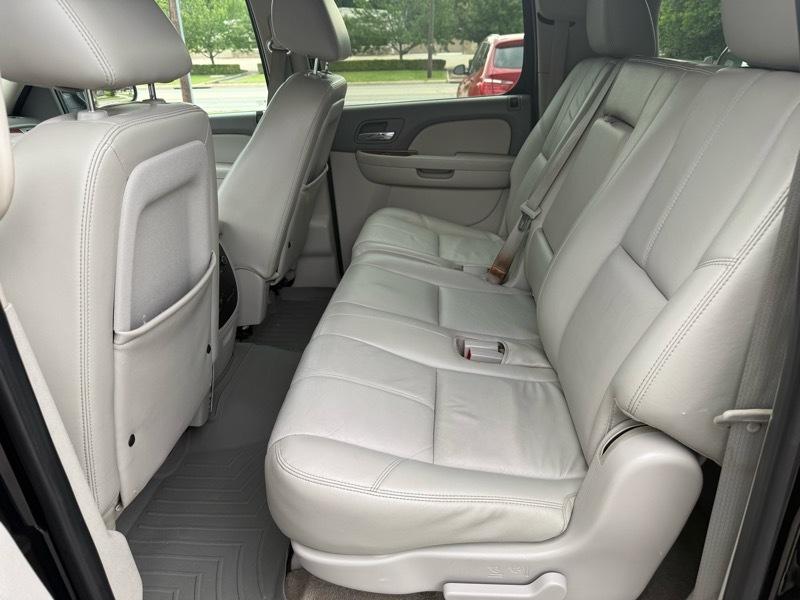 Chevrolet Suburban LT 1500 4WD 2011