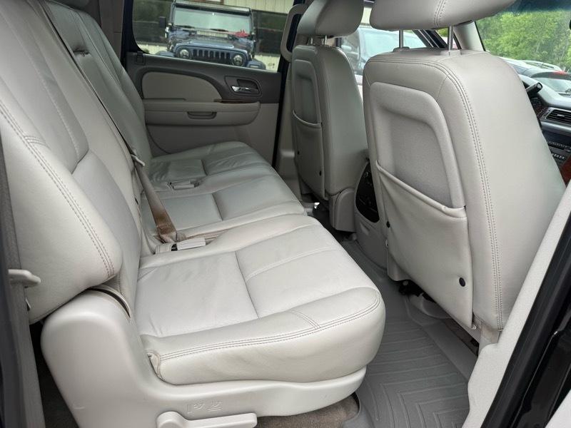 Chevrolet Suburban LT 1500 4WD 2011