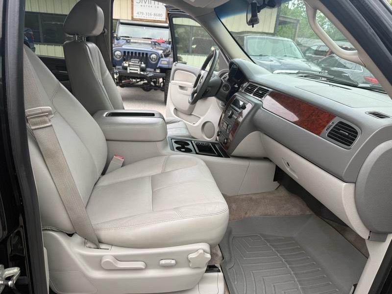 Chevrolet Suburban LT 1500 4WD 2011