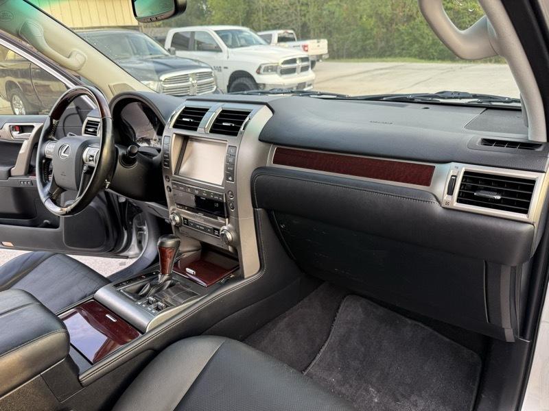 Lexus GX photo 17