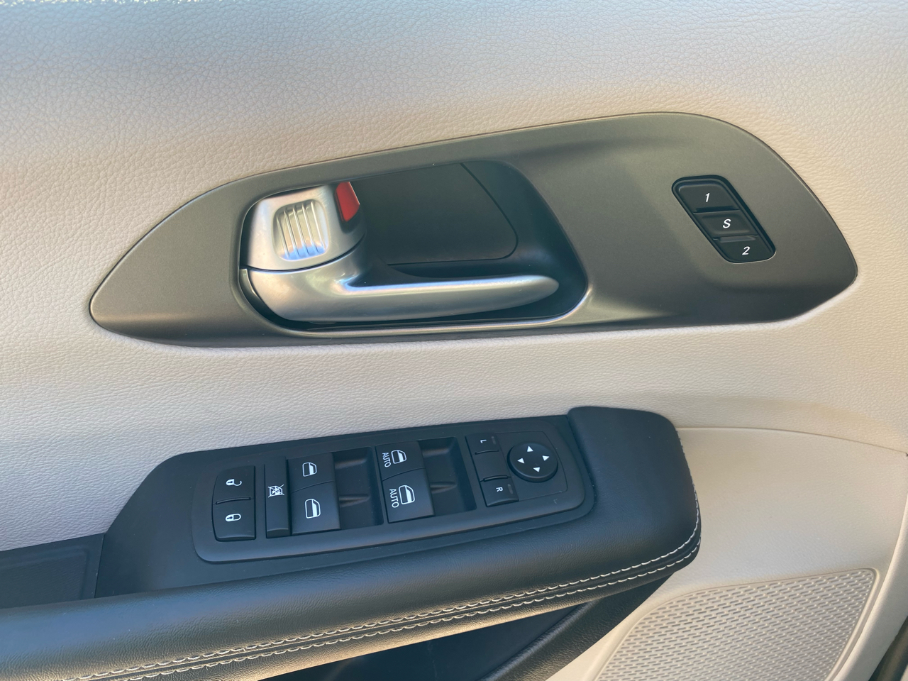 Chrysler Pacifica Touring L FWD 2024