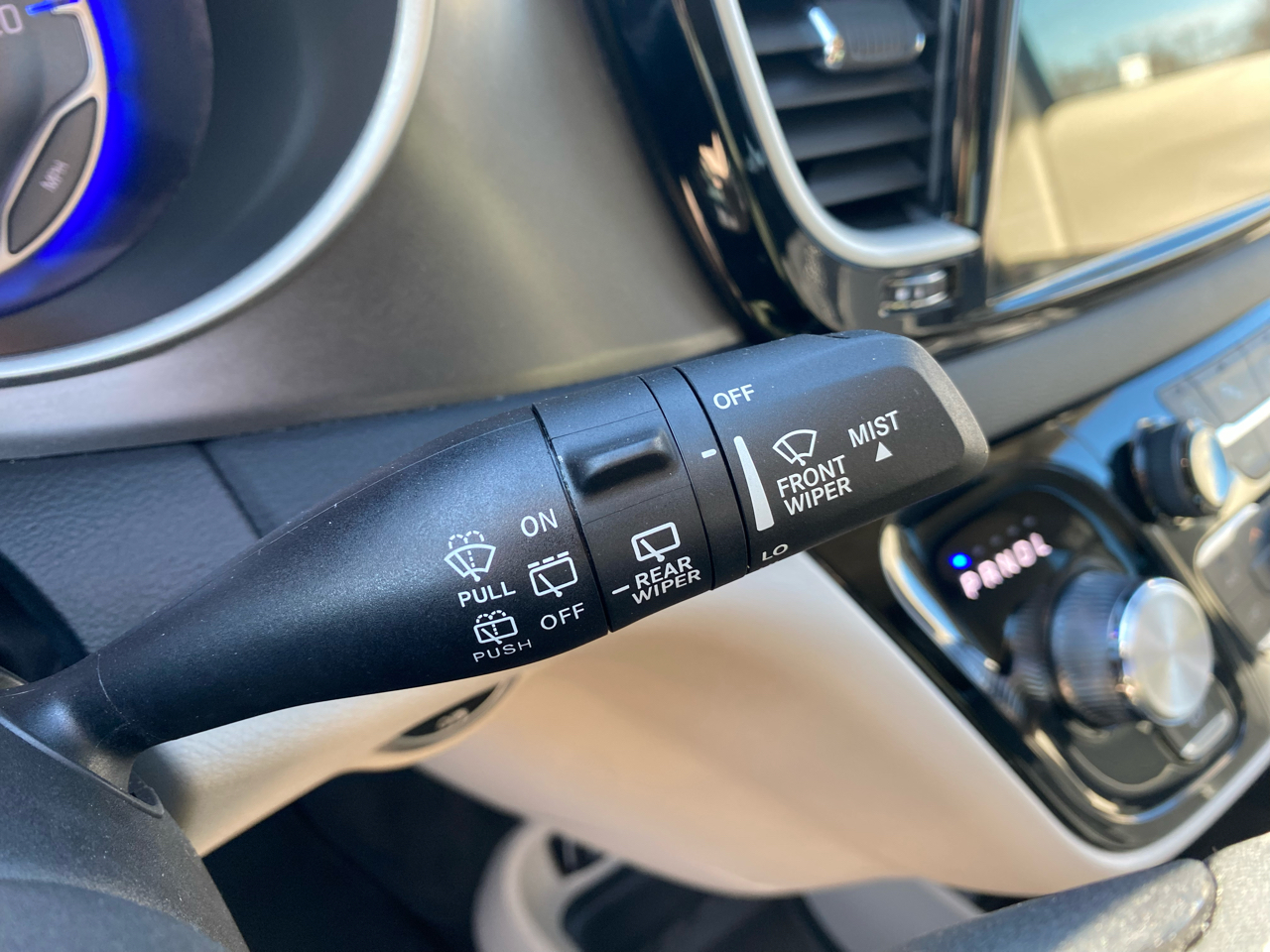 Chrysler Pacifica Touring L FWD 2024