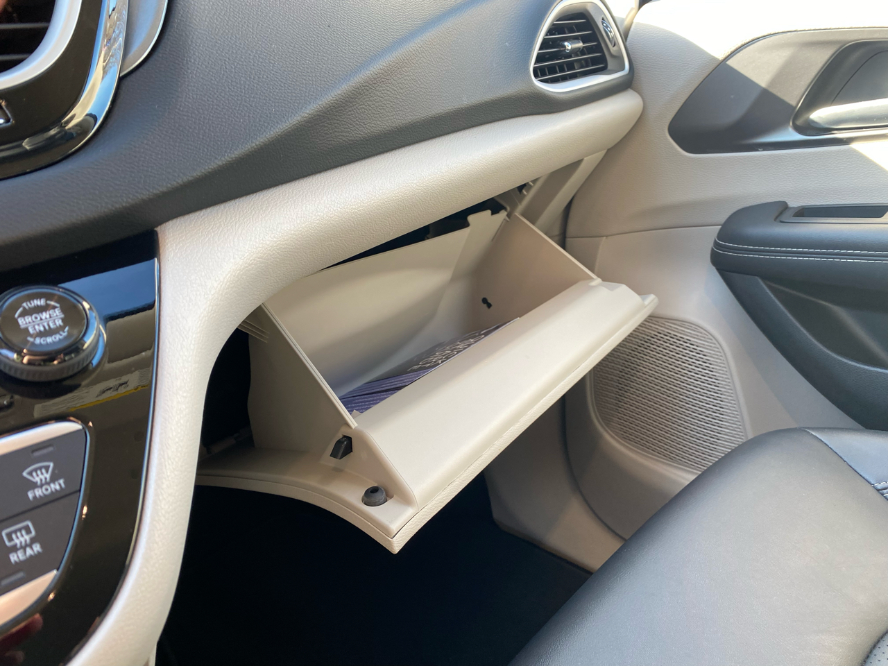 Chrysler Pacifica Touring L FWD 2024