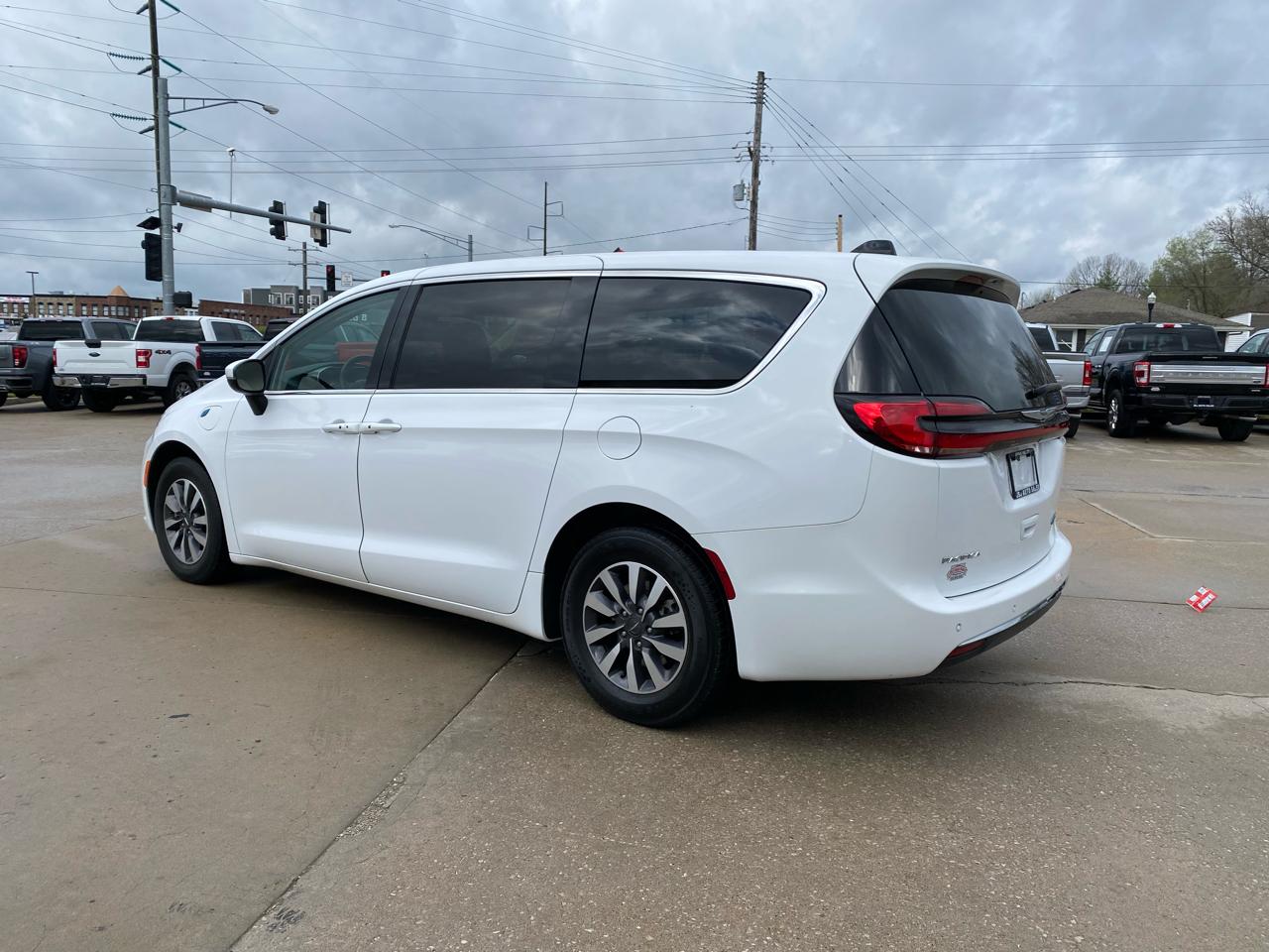 Chrysler Pacifica Hybrid Touring L FWD 2023