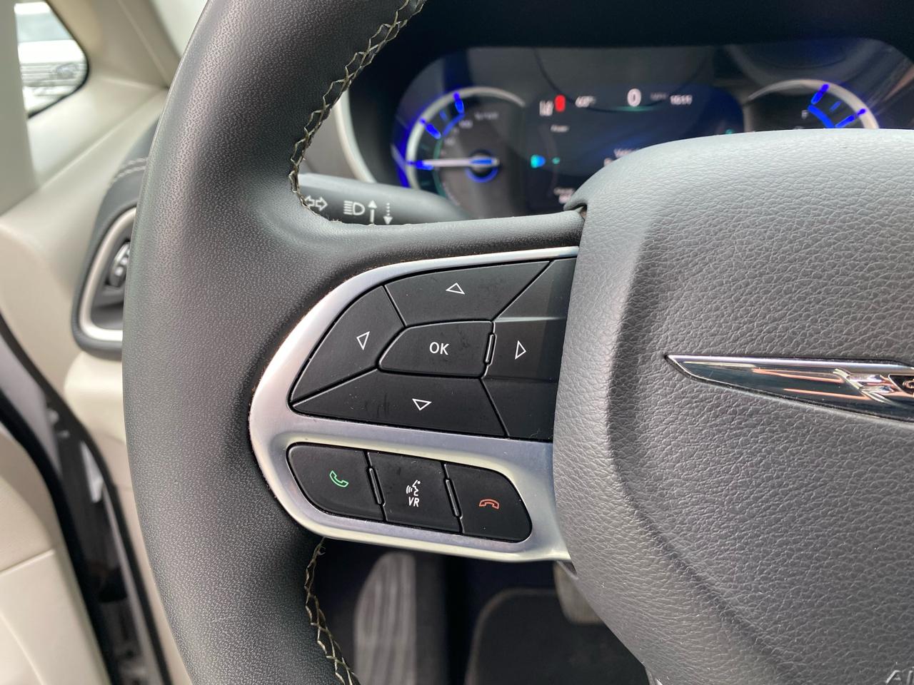 Chrysler Pacifica Hybrid Touring L FWD 2023