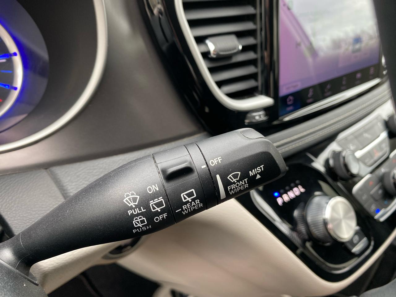 Chrysler Pacifica Hybrid Touring L FWD 2023