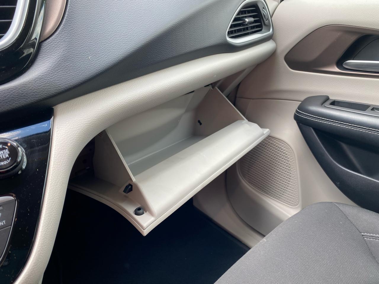 Chrysler Voyager LX FWD 2022