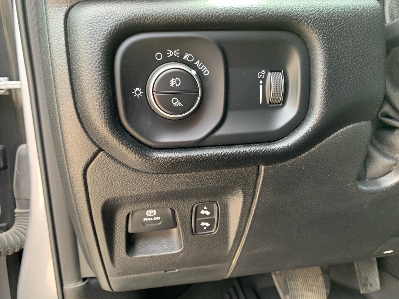 RAM 1500 Big Horn 4x4 Crew Cab 5'7" Box 2020
