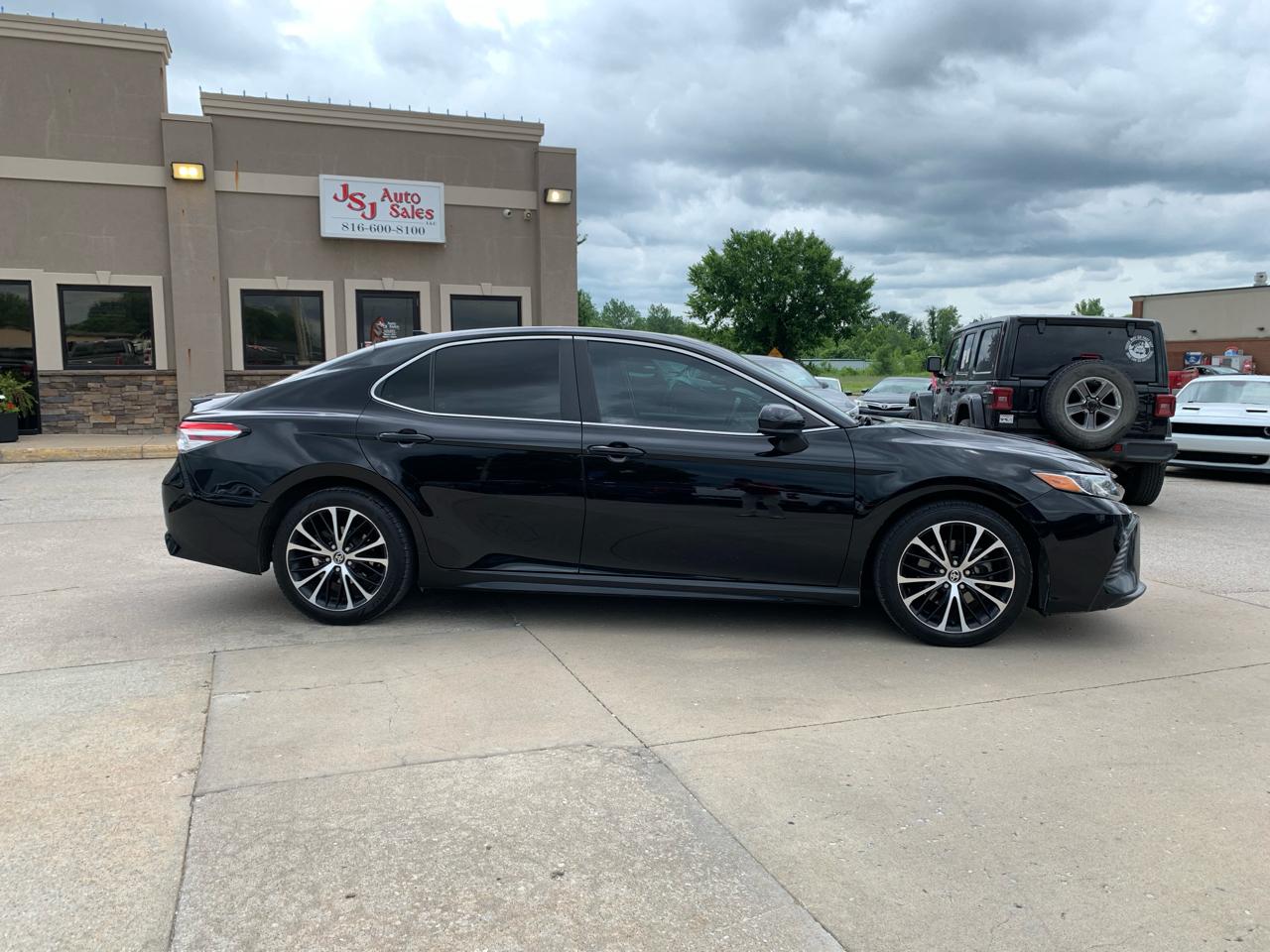 Toyota Camry SE Auto (Natl) 2020
