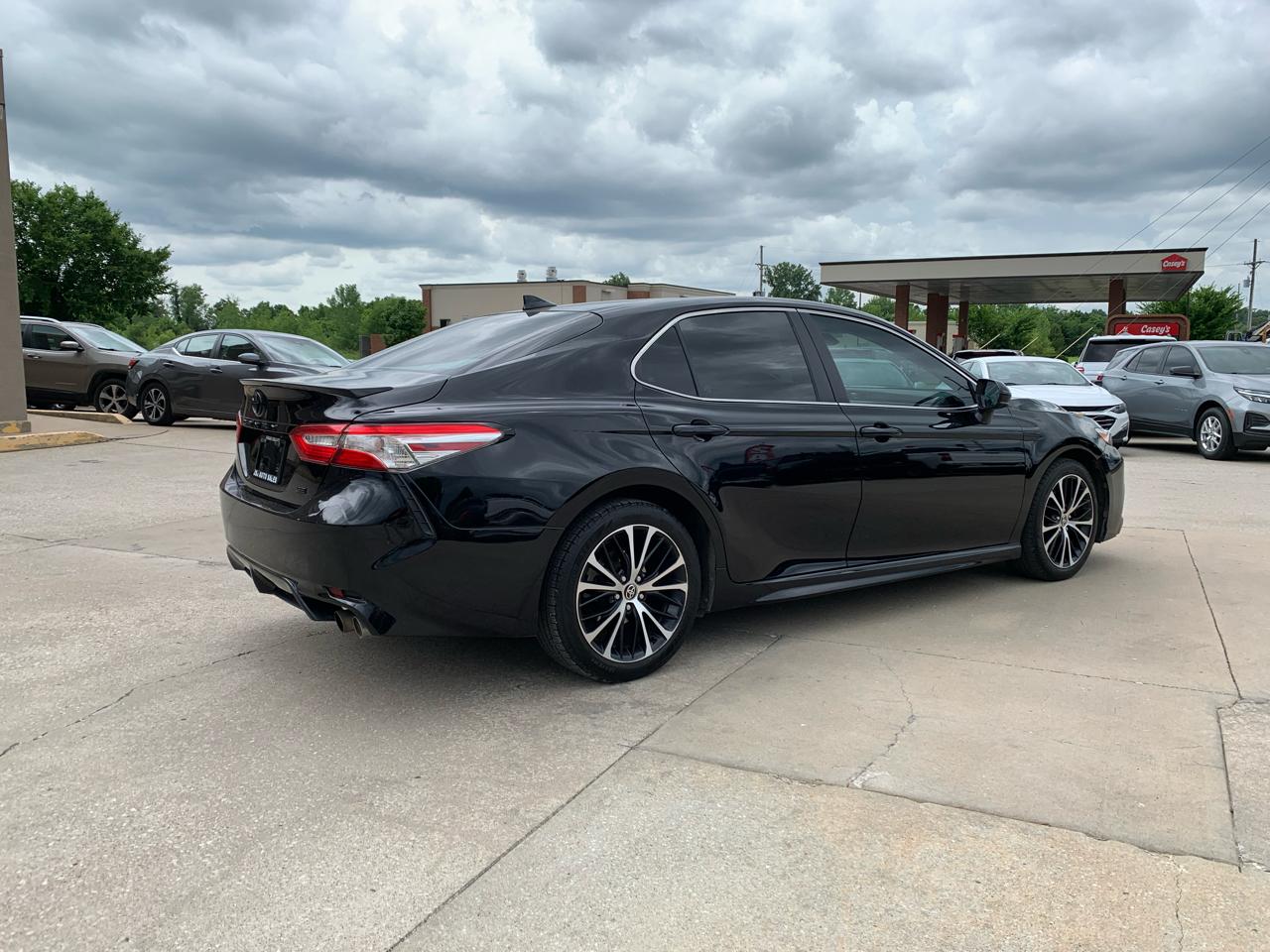 Toyota Camry SE Auto (Natl) 2020