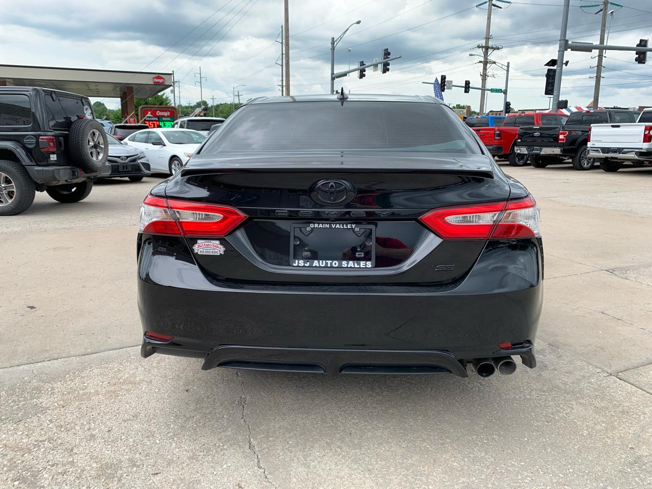 Toyota Camry SE Auto (Natl) 2020