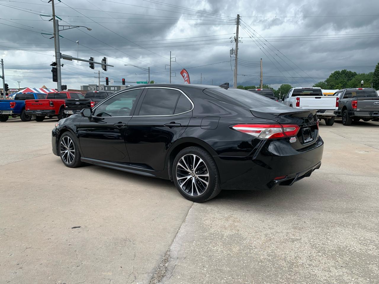 Toyota Camry SE Auto (Natl) 2020