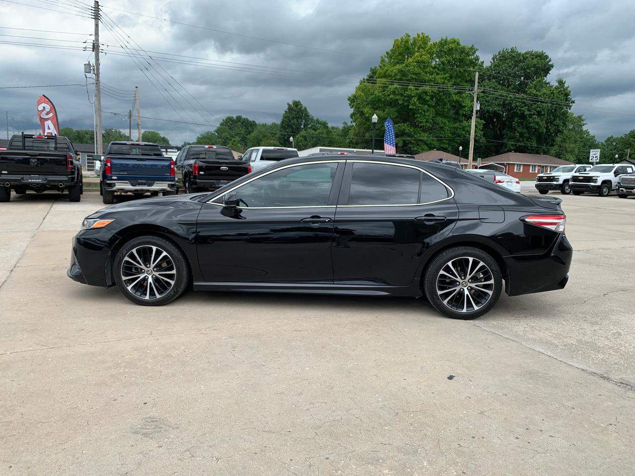 Toyota Camry SE Auto (Natl) 2020