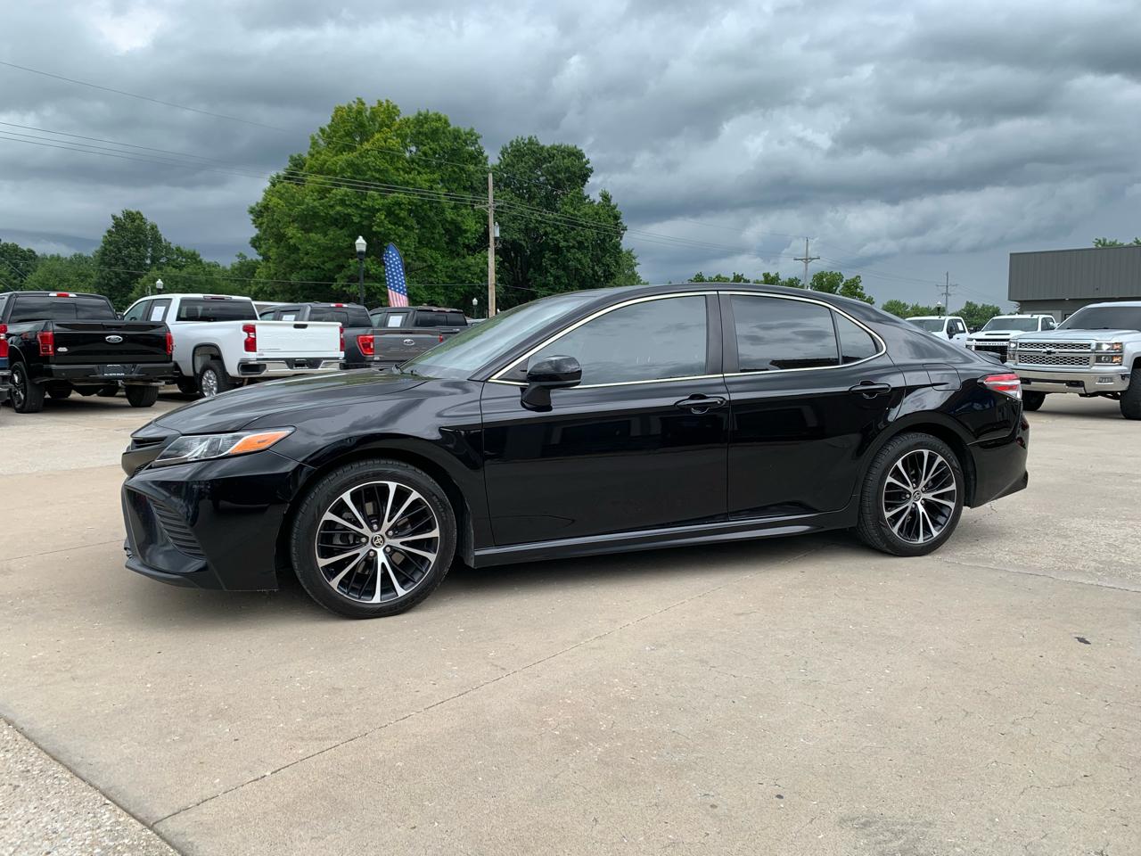Toyota Camry SE Auto (Natl) 2020