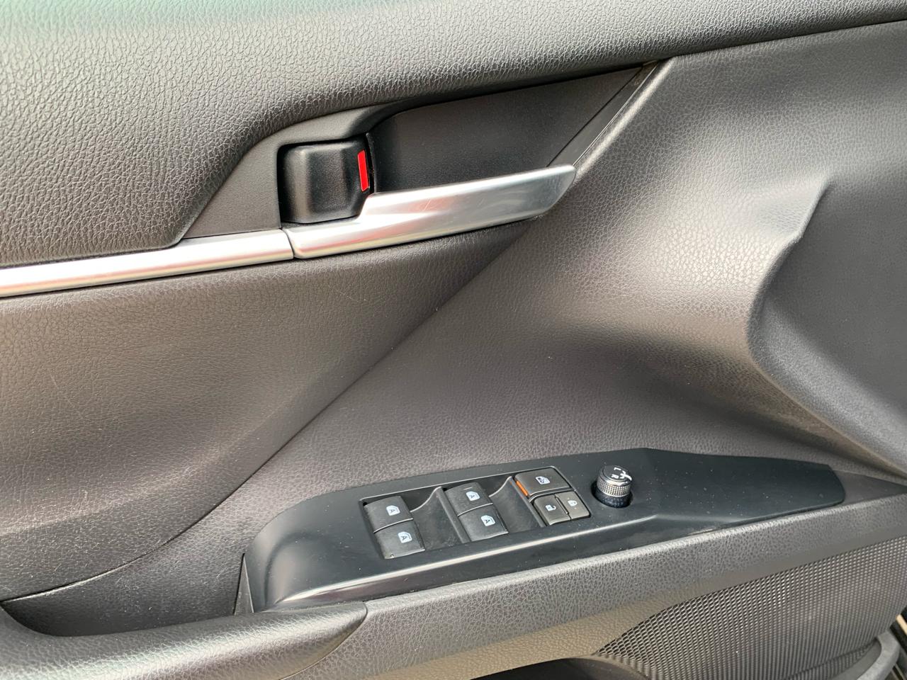 Toyota Camry SE Auto (Natl) 2020