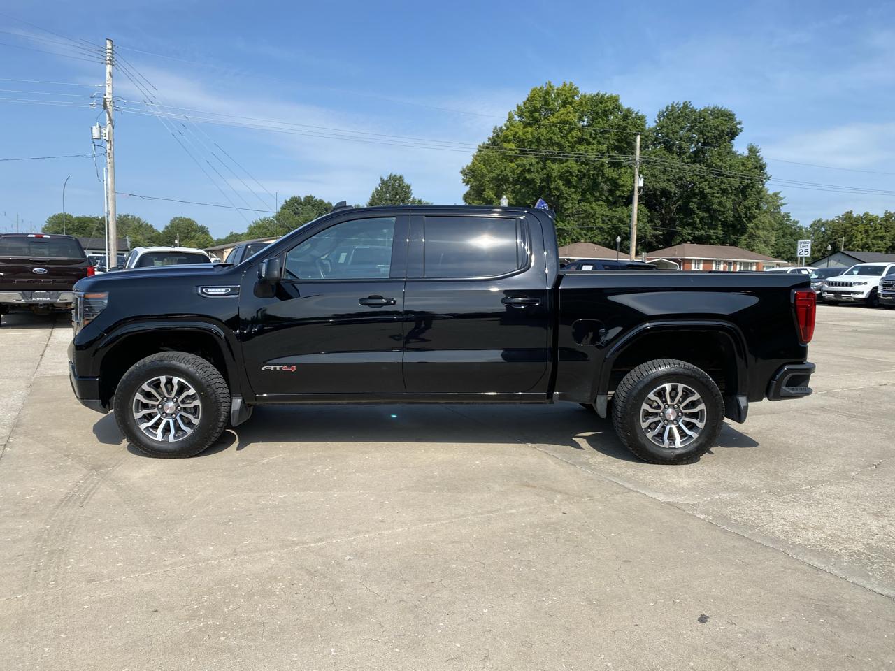 GMC Sierra 1500 AT4 Crew Cab 4WD 2023