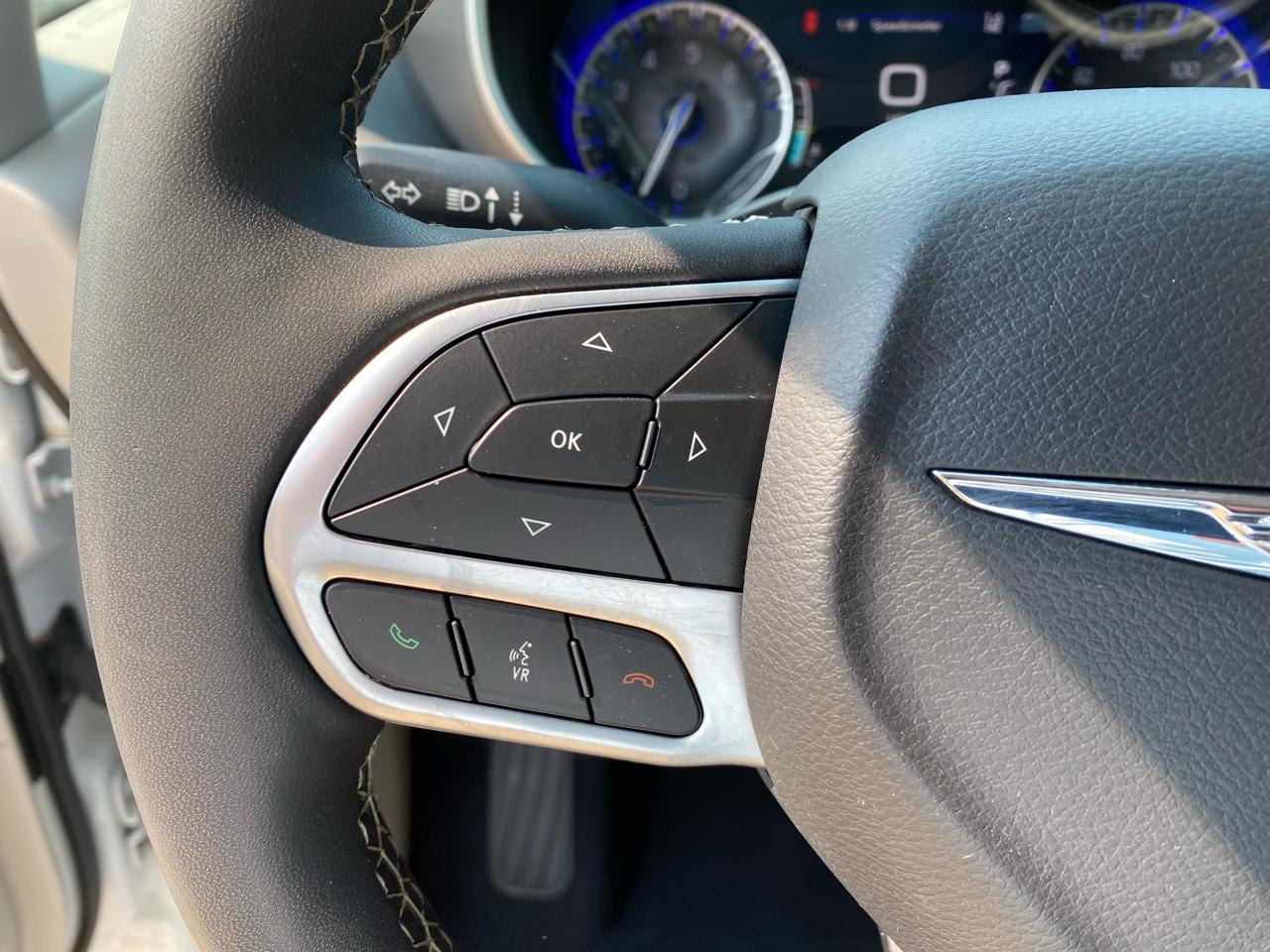 Chrysler Pacifica Touring L FWD 2023