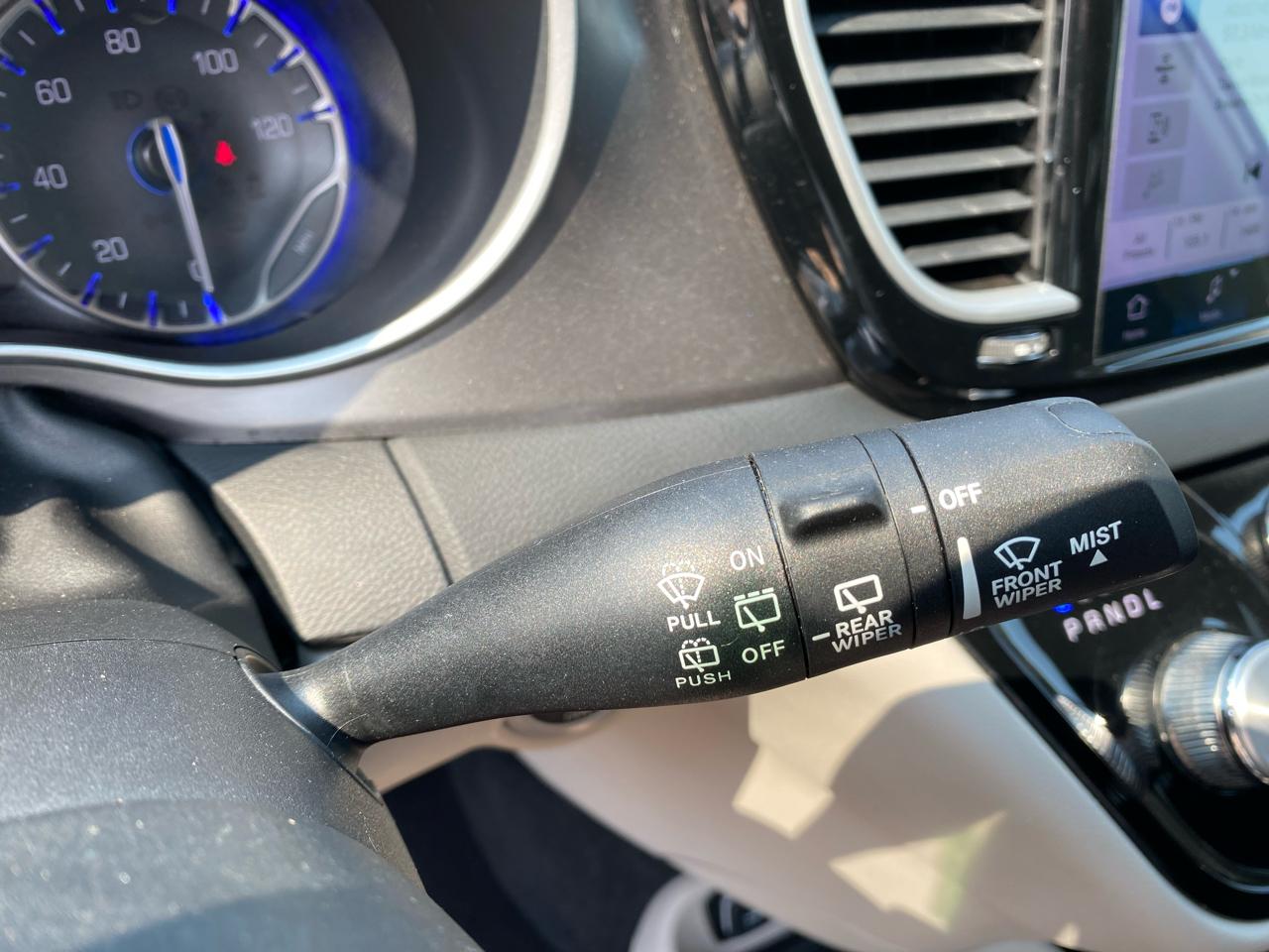 Chrysler Pacifica Touring L FWD 2023