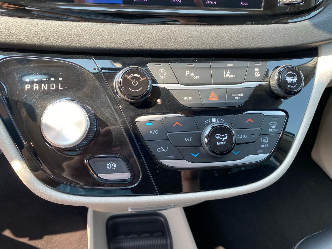 Chrysler Pacifica Touring L FWD 2023