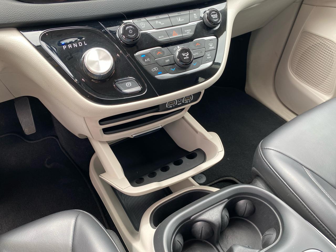 Chrysler Pacifica Touring L FWD 2023