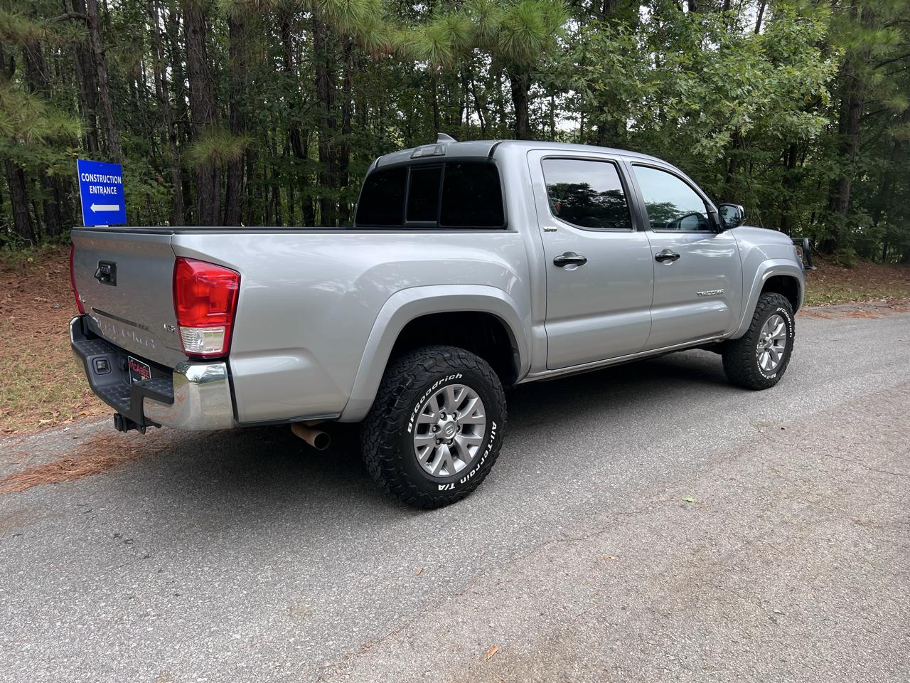 Toyota Tacoma SR5 Dbl Cab 4WD V6 at 2017