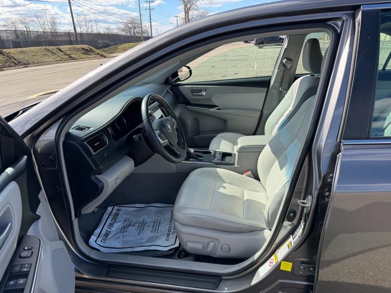 Toyota Camry Hybrid SE 2016