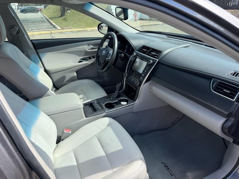 Toyota Camry Hybrid SE 2016