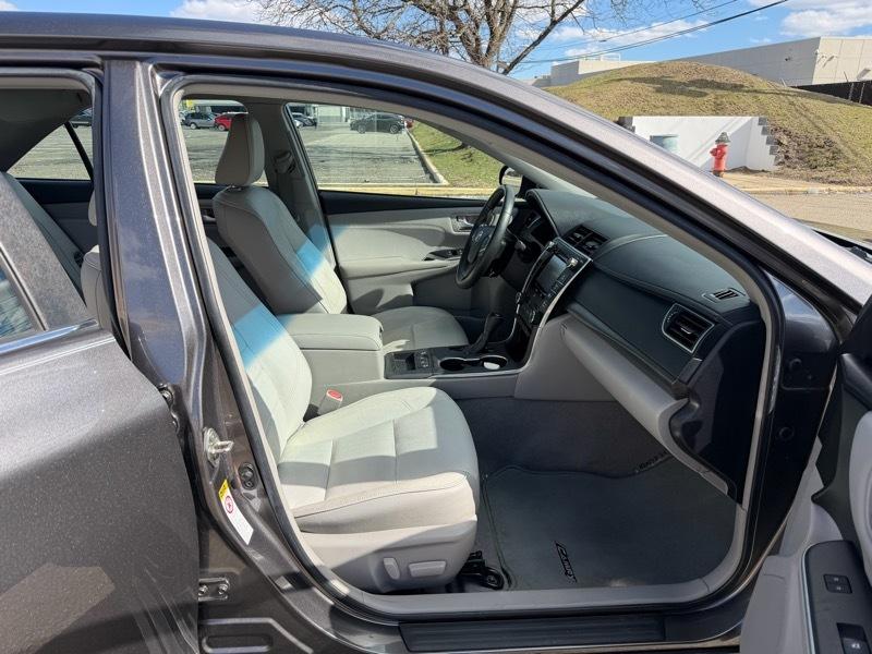 Toyota Camry Hybrid SE 2016