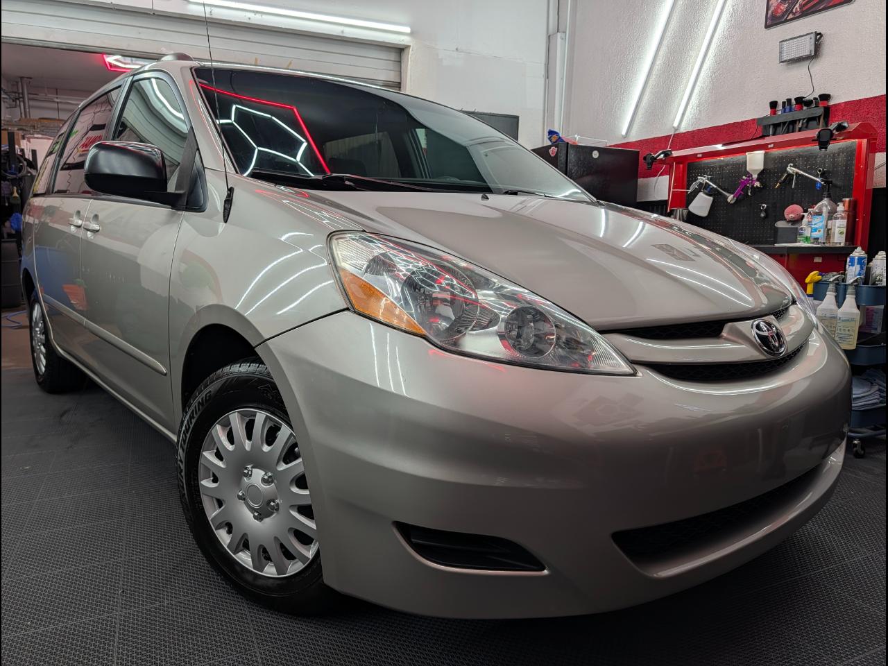 Toyota Sienna LE FWD 8-Passenger Seating 2007